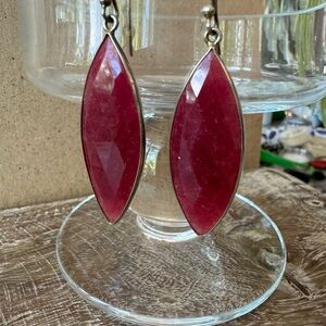 Polished dyed crystal drop earrings.